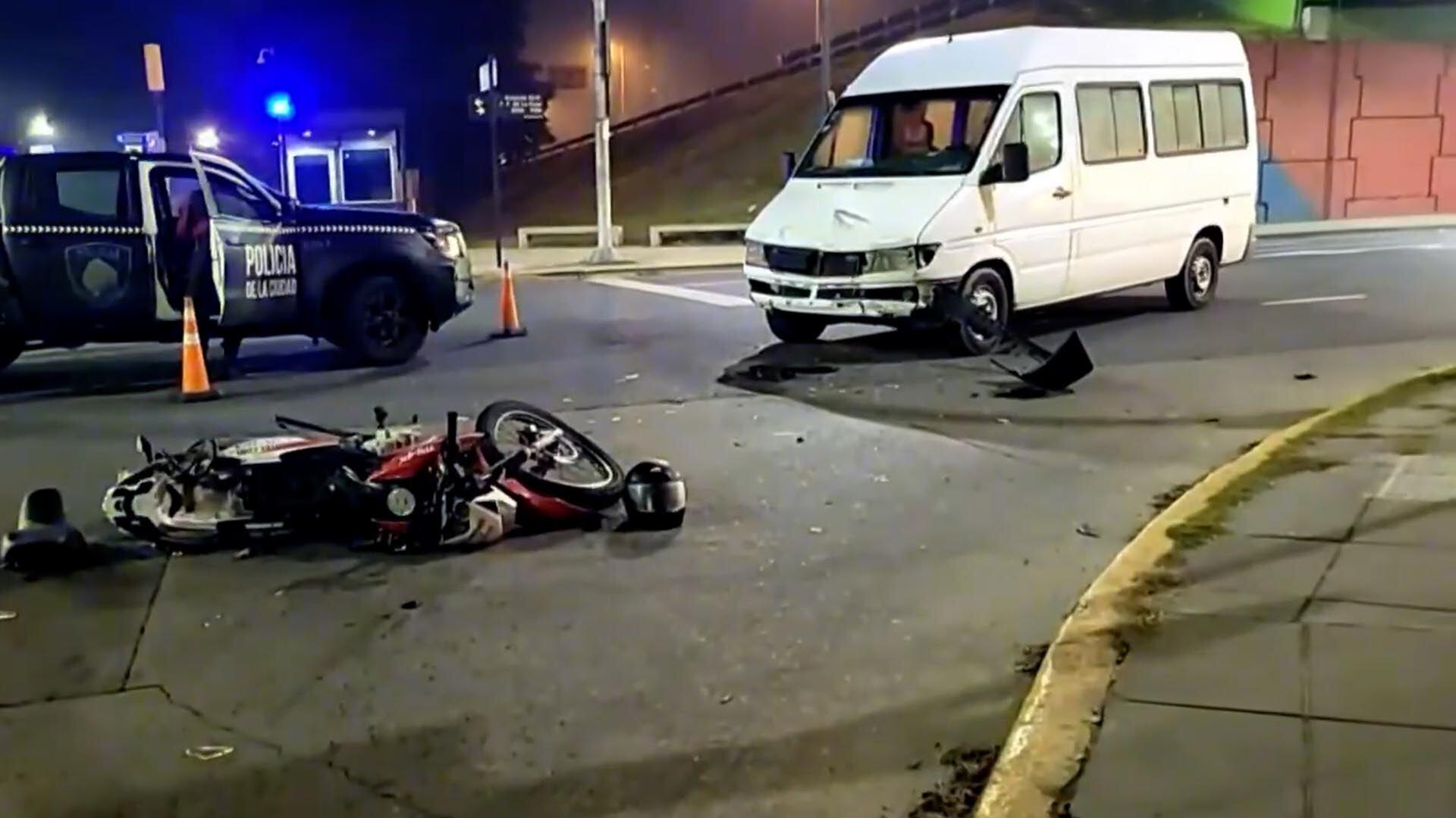 Motociclista lesionado en impactante colisión con camioneta en General Paz