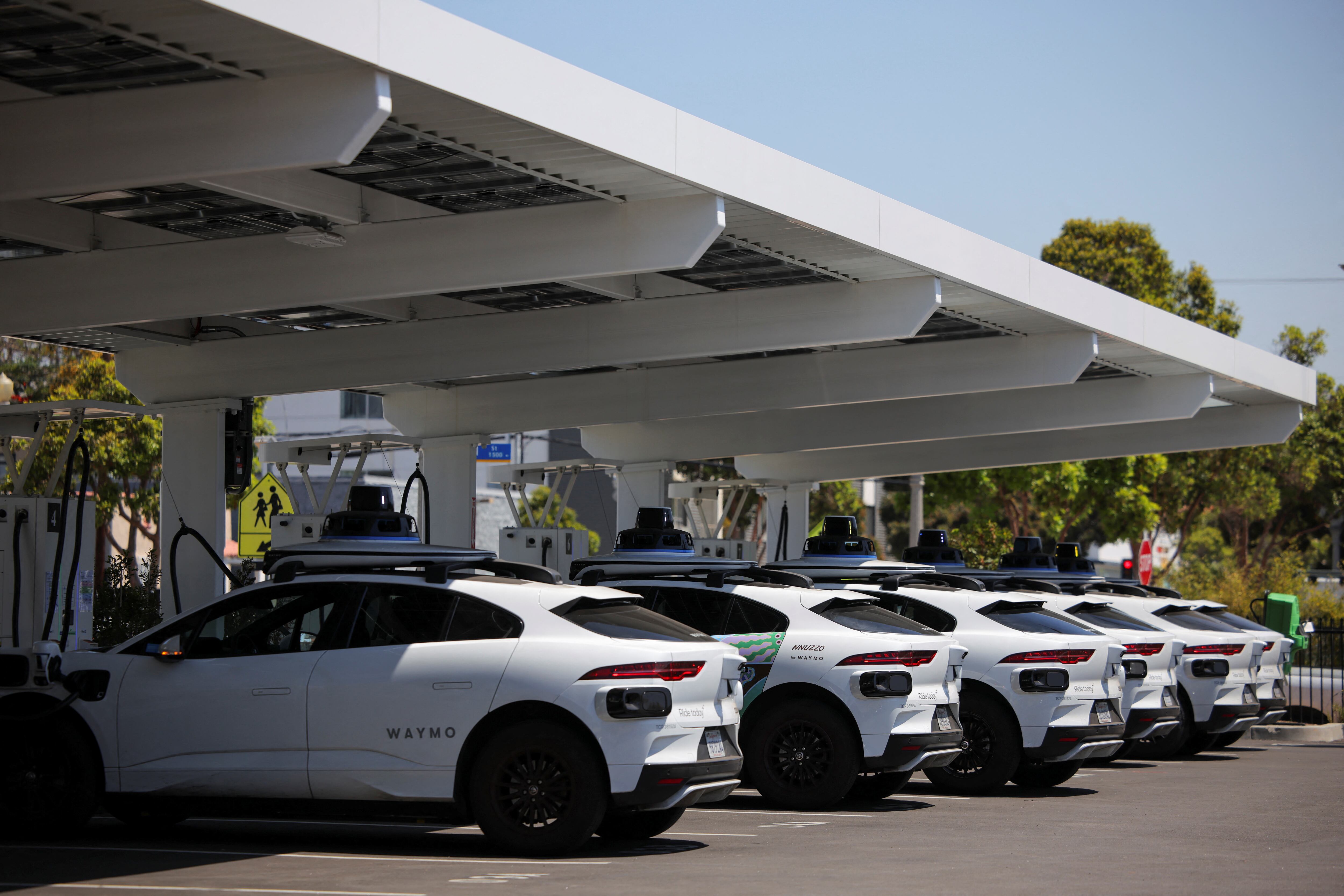 Tesla Revoluciona el Transporte con su Robotaxi Autónomo en EE.UU