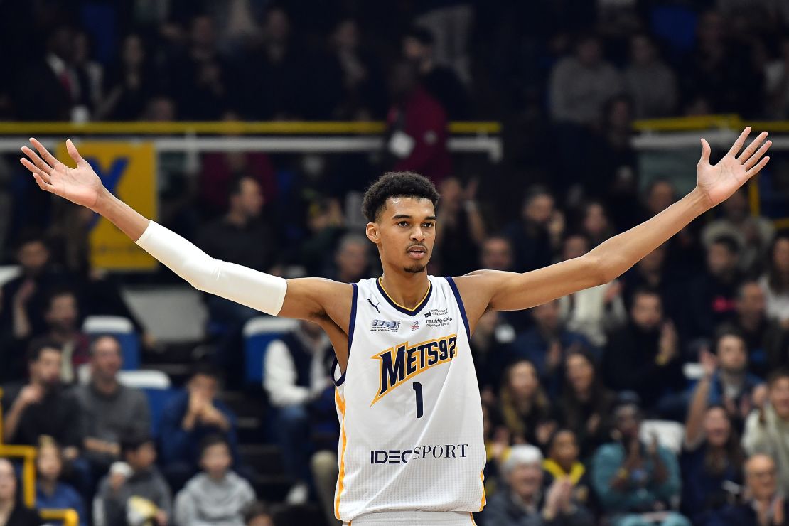 Una estrella de la NBA le regaló su camiseta a un niño y se sorprendió cuando la encontró a la venta en una subasta