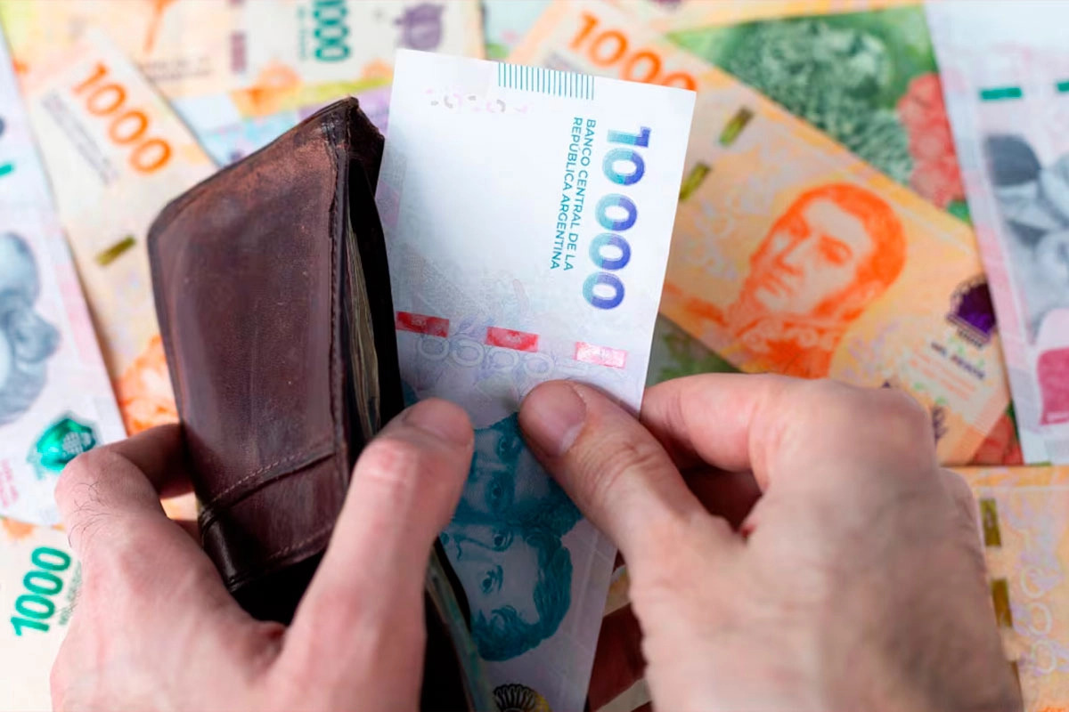 50% de los argentinos siente que no le alcanza el dinero, incluso en sectores de ingresos medios y altos.