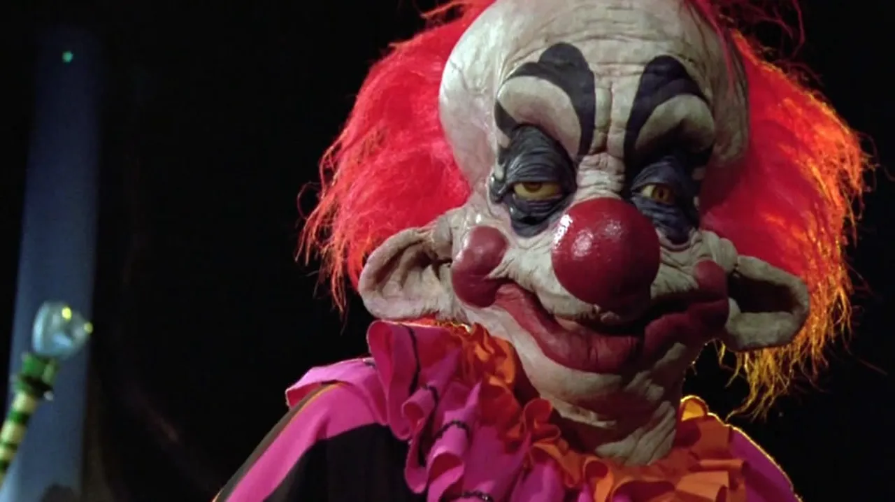 ¿Risa o amenaza? El efecto psicológico de reír en el momento equivocado