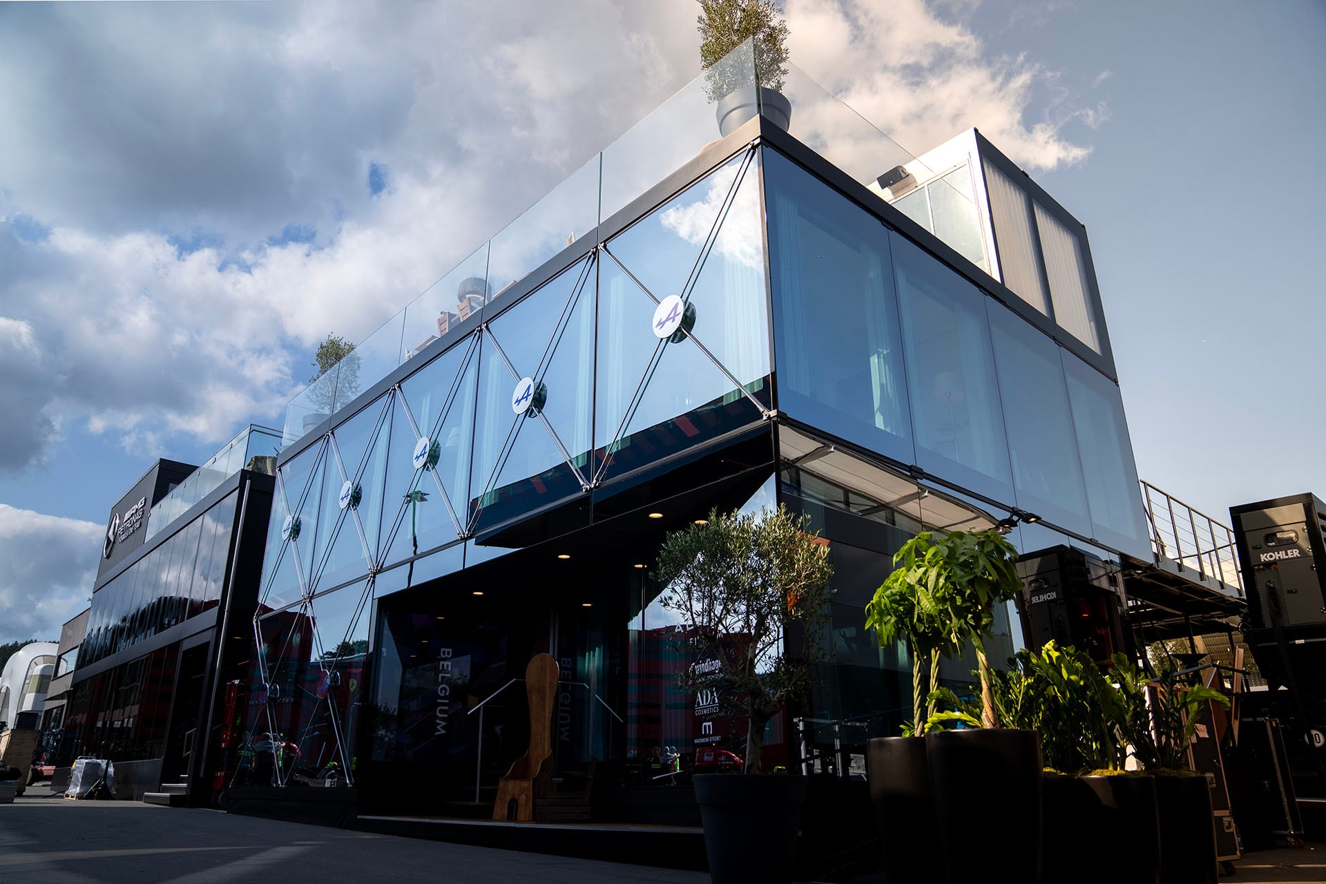 El detrás de escena del equipo de Colapinto: camiones, grúas y chefs