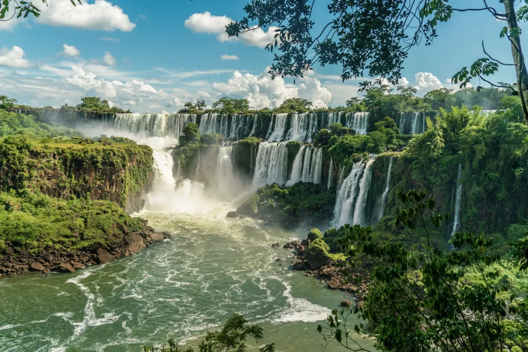 El Encanto Invernal de las Cataratas del Iguazú: Guía Desde Patagonia