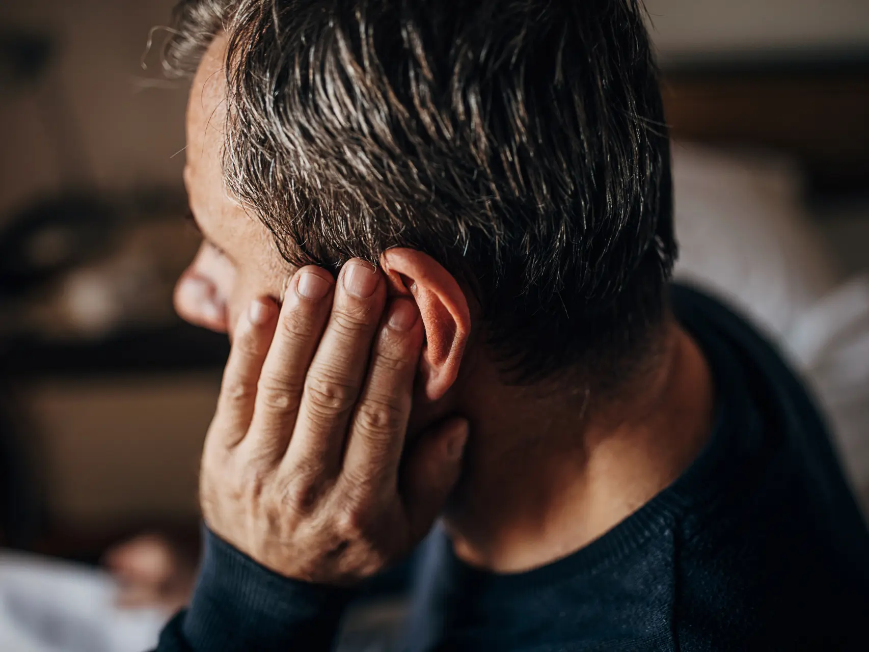 Científicos vinculan pérdida auditiva y soledad con deterioro cognitivo