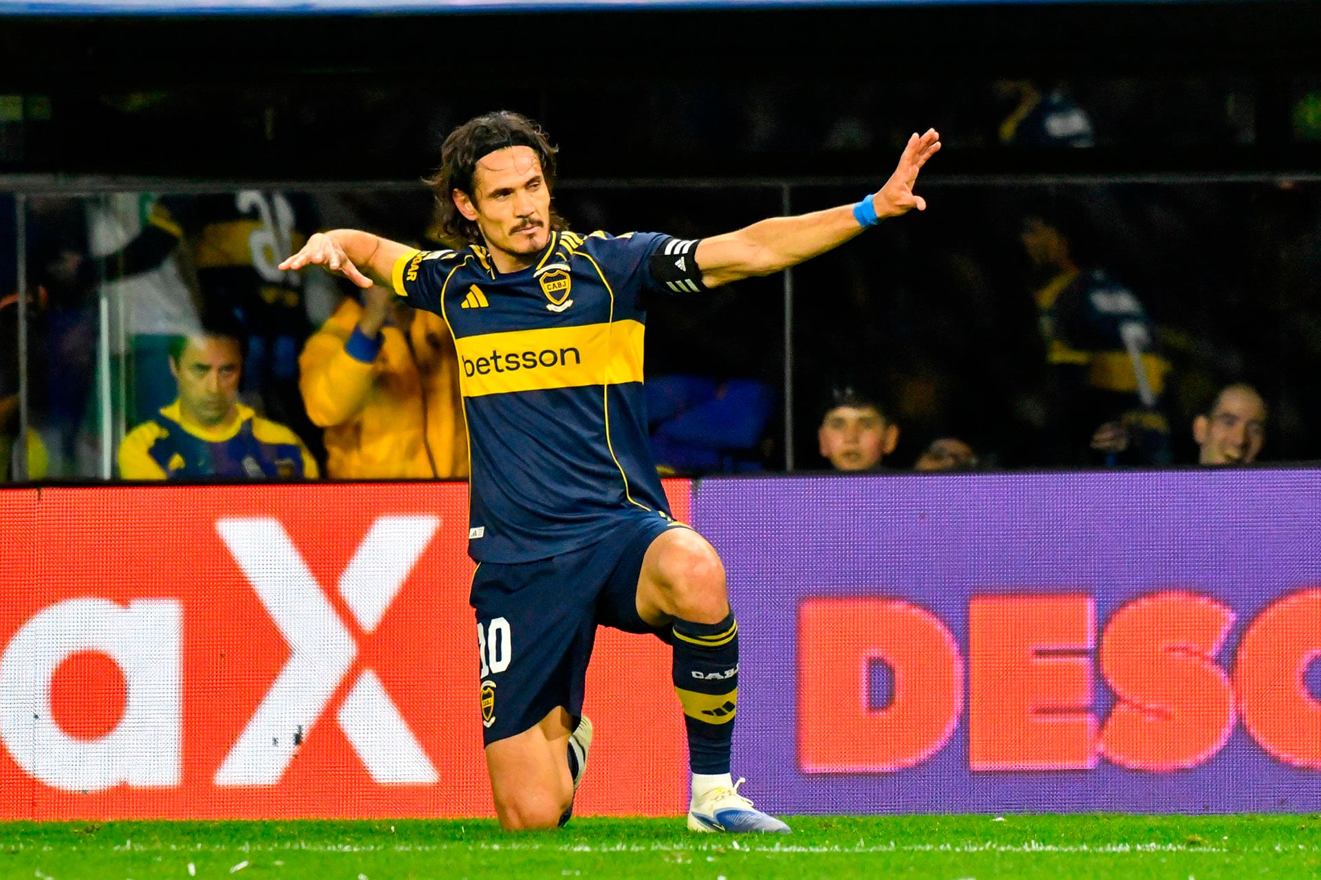 Cavani Revela Conversación con Riquelme Post-Triunfo de Boca Juniors