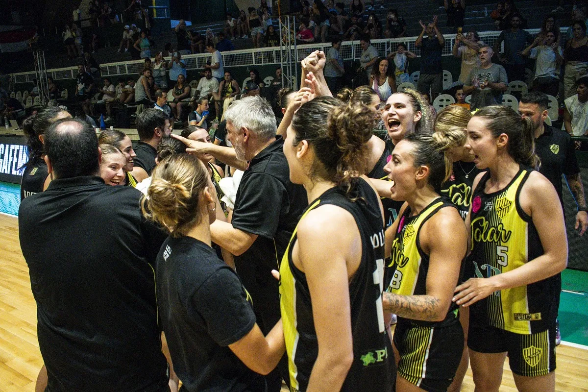Indignación en el básquet femenino: grabaron a jugadoras mientras se bañaban