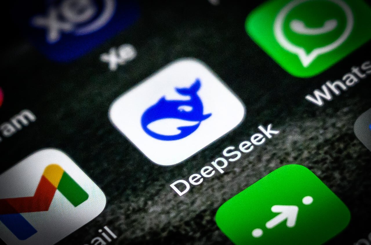 OpenAI ha utilizado libremente datos de internet para entrenar su IA, pero ahora acusa a DeepSeek de apropiarse de su información.
