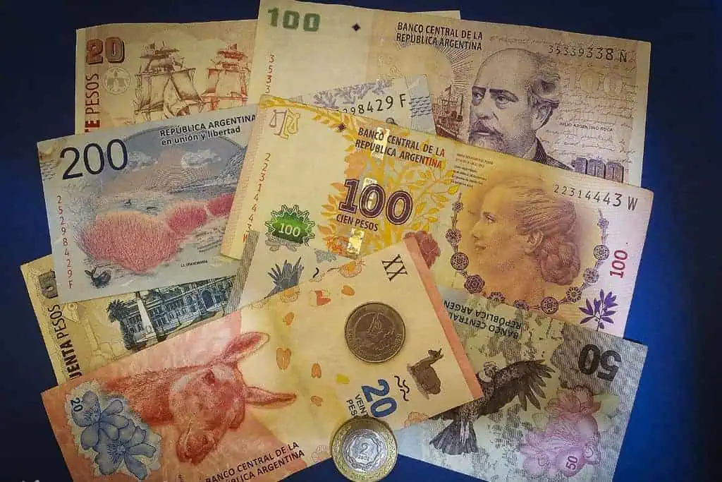 El dólar blue cayó $10 y cerró la semana en $1.555
