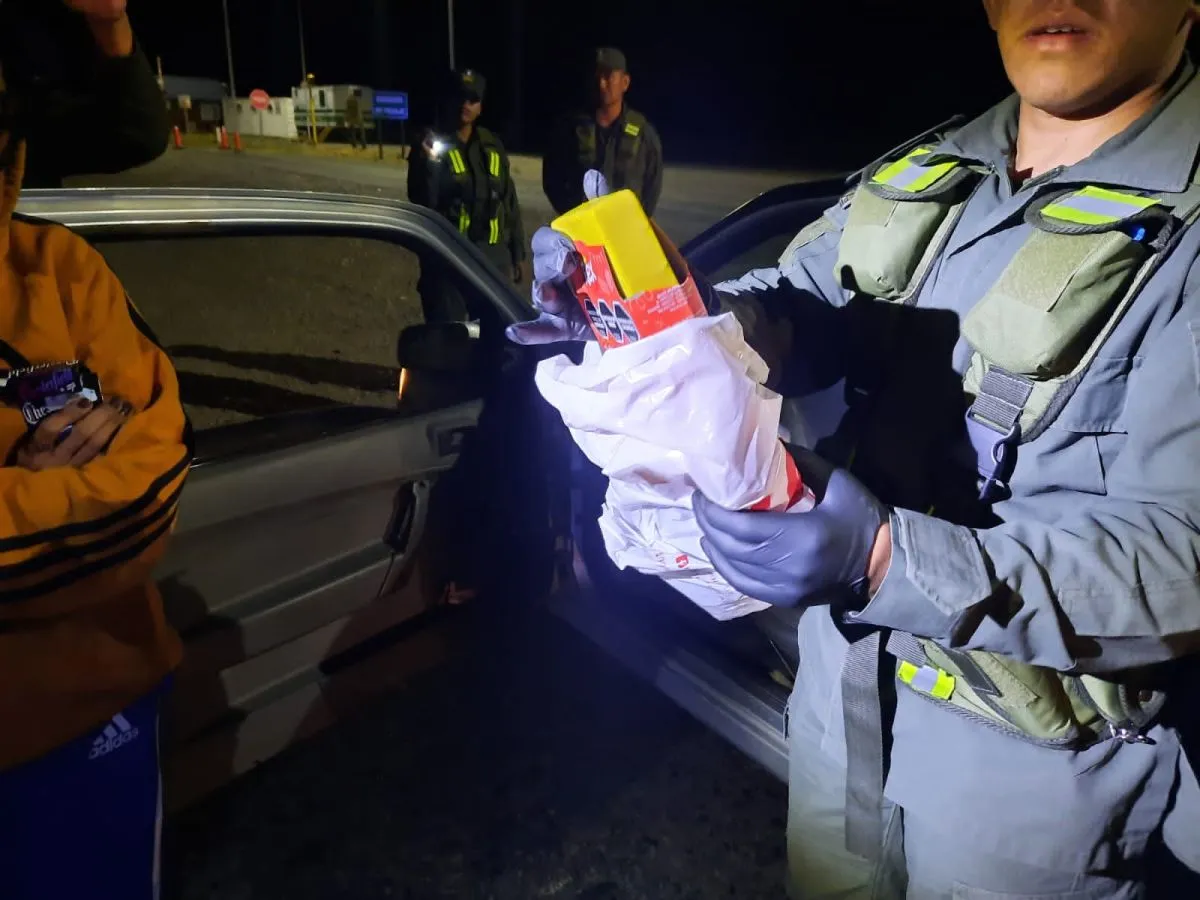 Neuquén: Tres personas detenidas por ocultar cocaína en un paquete de galletitas