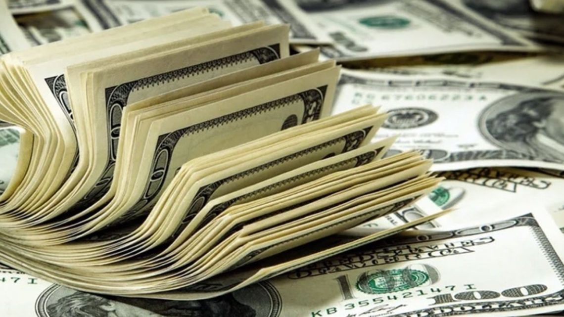 El dólar blue bajó $5 y cotizó a $1.555 para la venta