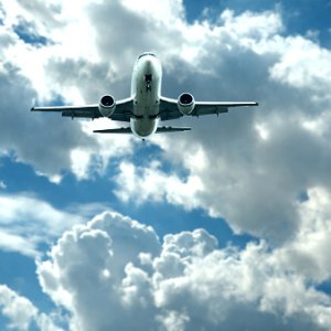 Los pasajes aéreos desde Argentina cargan 37% en impuestos, el mayor porcentaje de la región