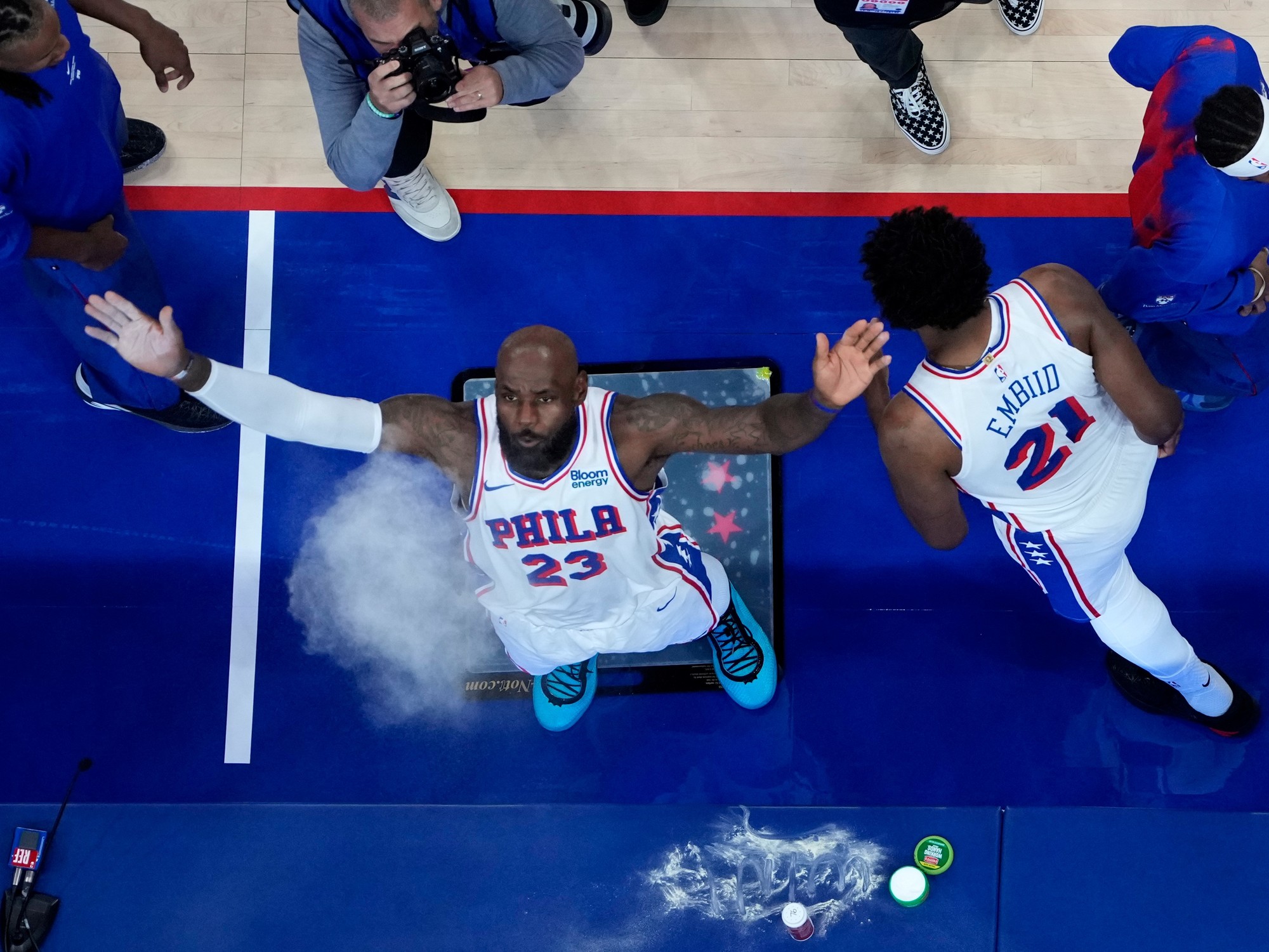 La NBA arranca su temporada con LeBron en los 76ers y los Knicks como campeones defensores