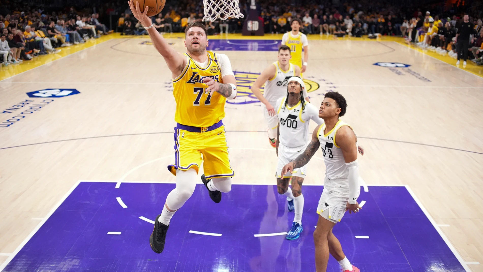 El debut de Luka Doncic en Los Angeles Lakers: impactante asistencia, el gesto de LeBron y una sorpresa para los fanáticos