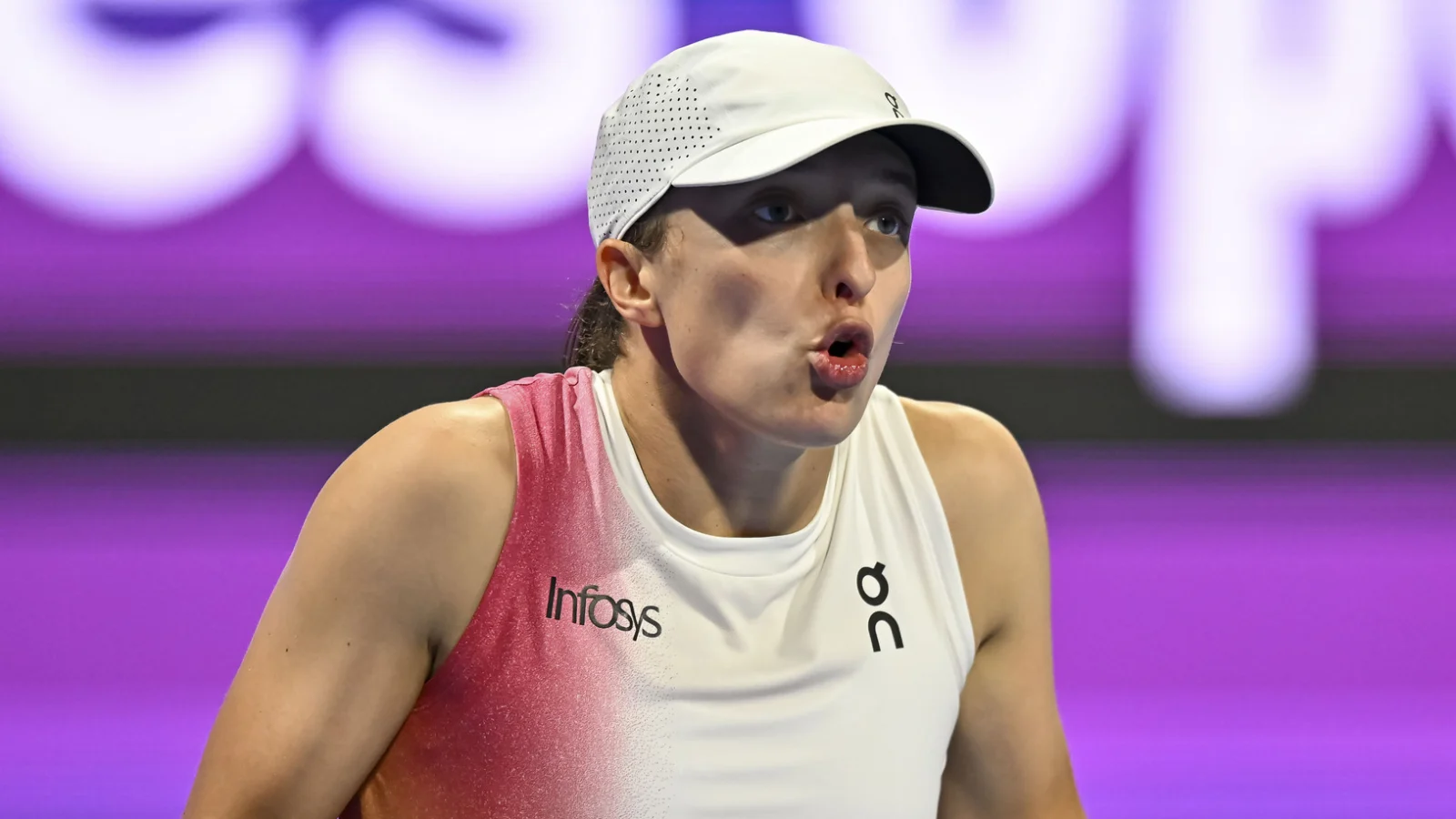 Swiatek impone su juego y mantiene su racha en Doha