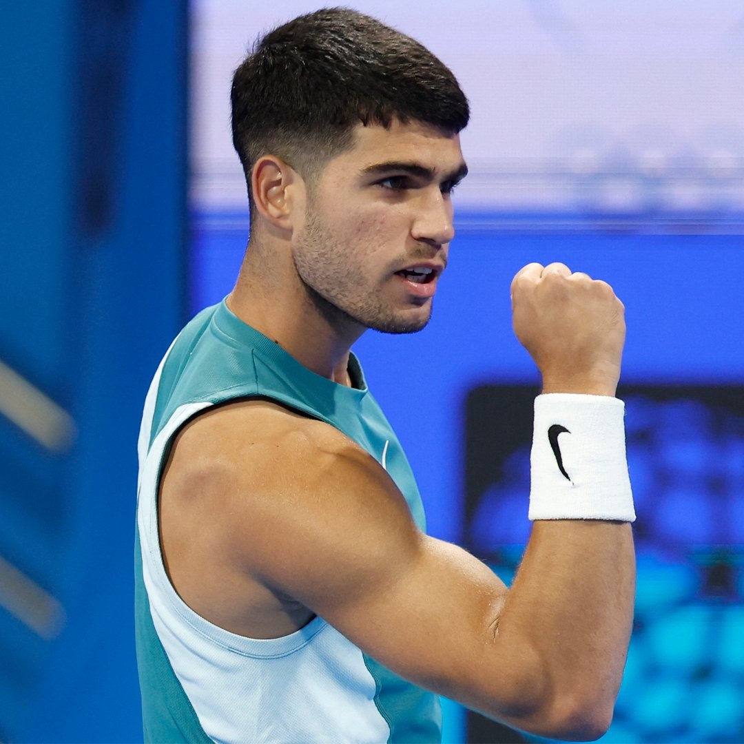 Alcaraz avanza con fuerza en Doha y apunta a la cima