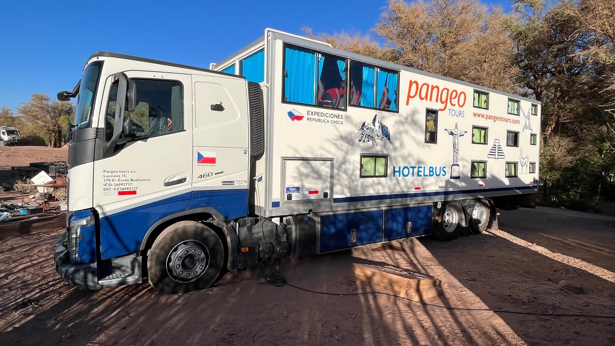 El increíble "hotelbus" checo que recorre la Patagonia como un hotel sobre ruedas