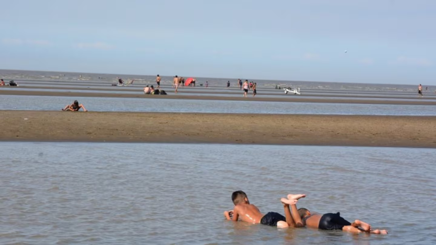 Una increíble playa que seduce por su amplitud y está a sólo 15 minutos del centro de La Plata