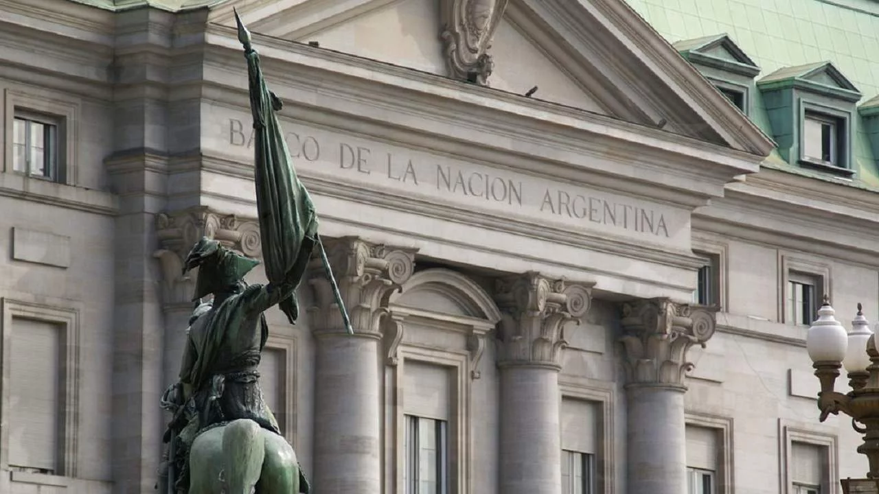 El Gobierno planea cerrar sucursales del Banco Nación y despedir empleados, pero no define cómo será el recorte