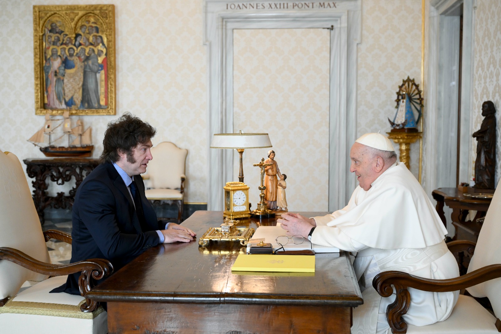 Desde el Gobierno aseguran estar en comunicación con allegados del Papa Francisco y manifiestan su apoyo por su salud.