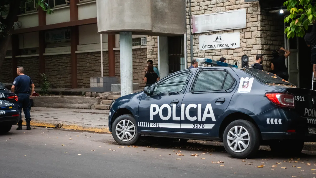 Fuga en Mendoza: tres presos se escaparon por un boquete y los policías de turno están bajo la lupa.