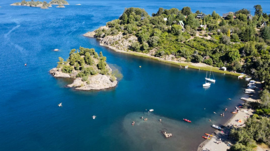 Cerca de Villa Pehuenia existe un lago paradisíaco inolvidable: cuánto sale hospedarse en los alrededores