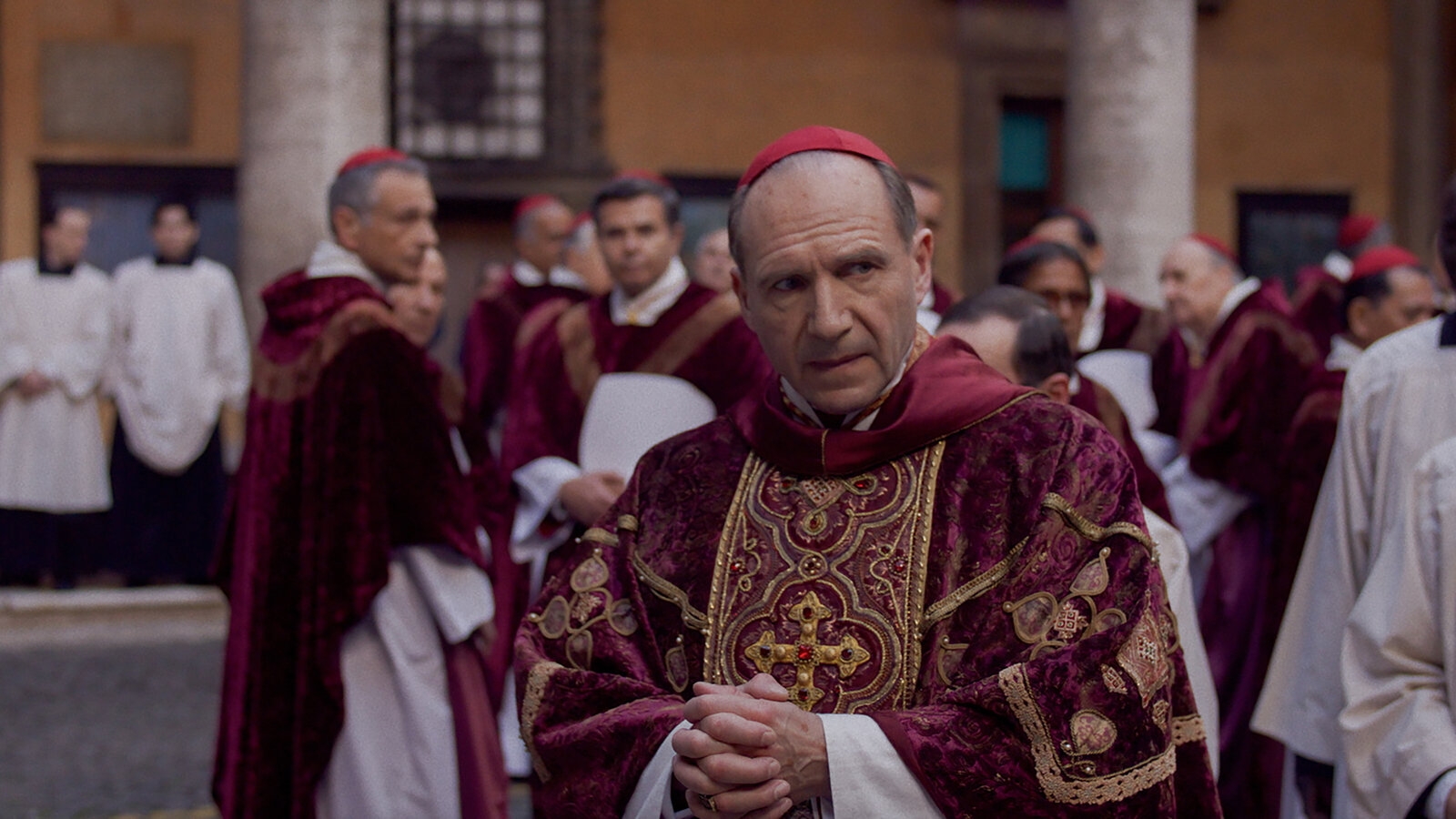 REVIEW | Cónclave: Las luchas de poder entre la fe, la tradición y la corrupción al interior del Vaticano