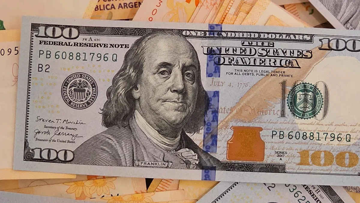 Tensión cambiaria: el dólar blue superó los $1.300 y el Central vendió reservas