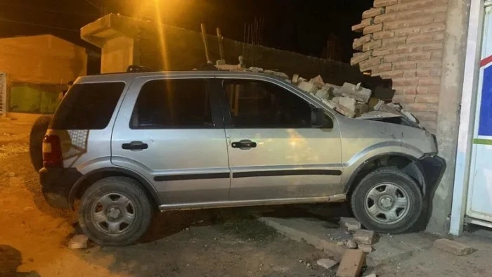 ragedia en Neuquén: una pareja viajaba desnuda en una camioneta y chocó contra una casa