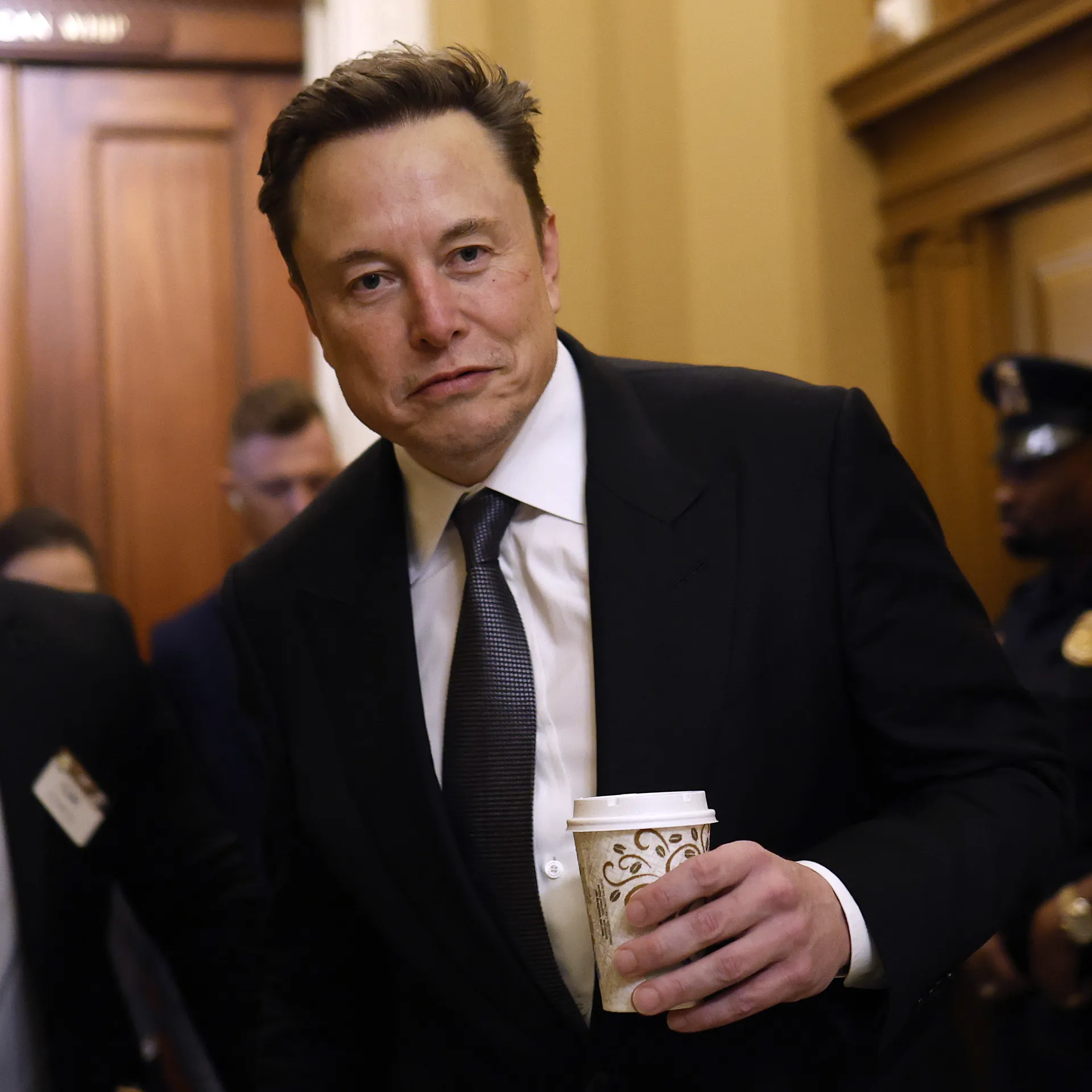 El medicamento que usó Elon Musk para adelgazar ahora triunfa en el mercado negro