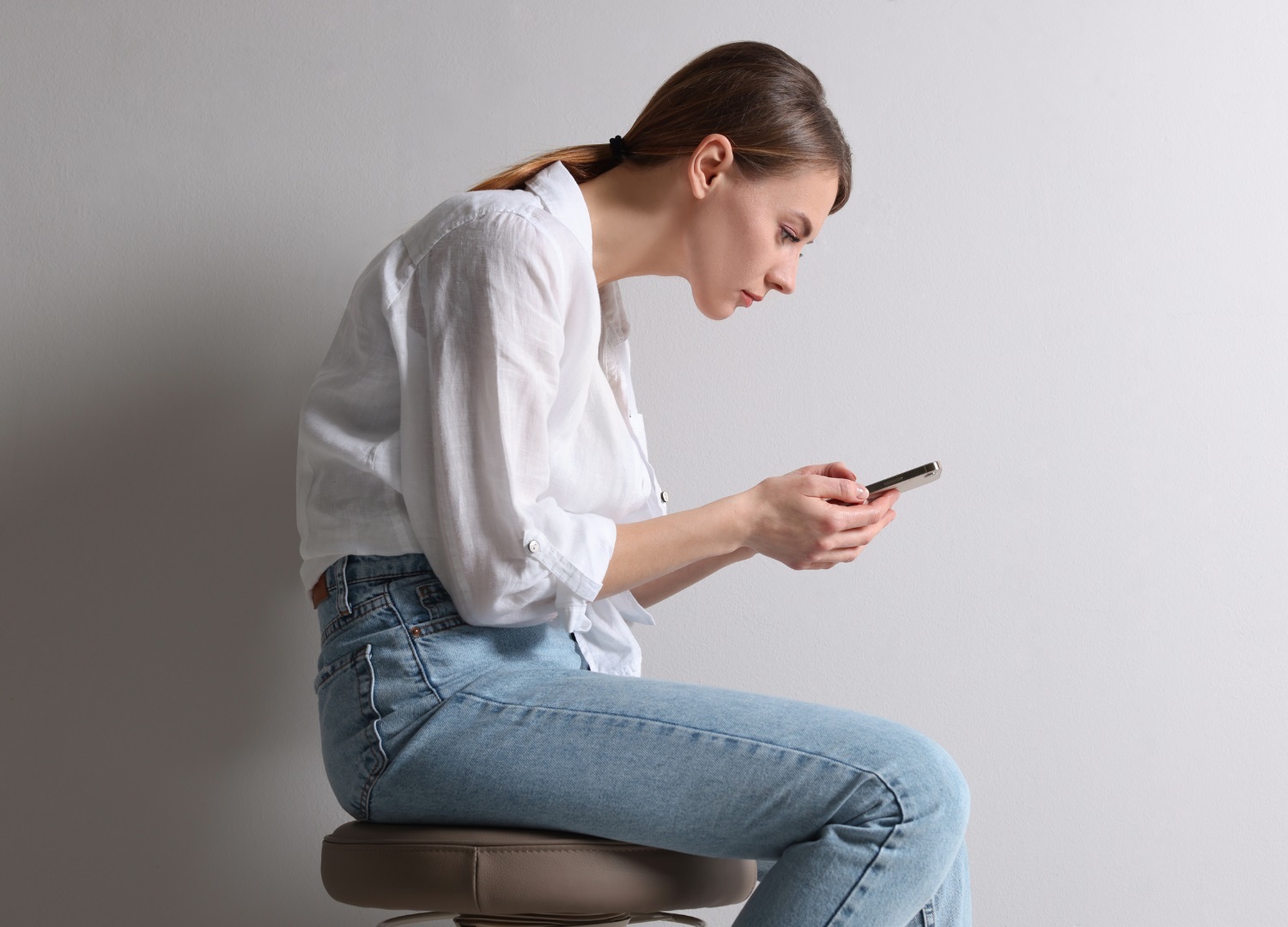 Salud cervical: el impacto del uso excesivo de dispositivos electrónicos