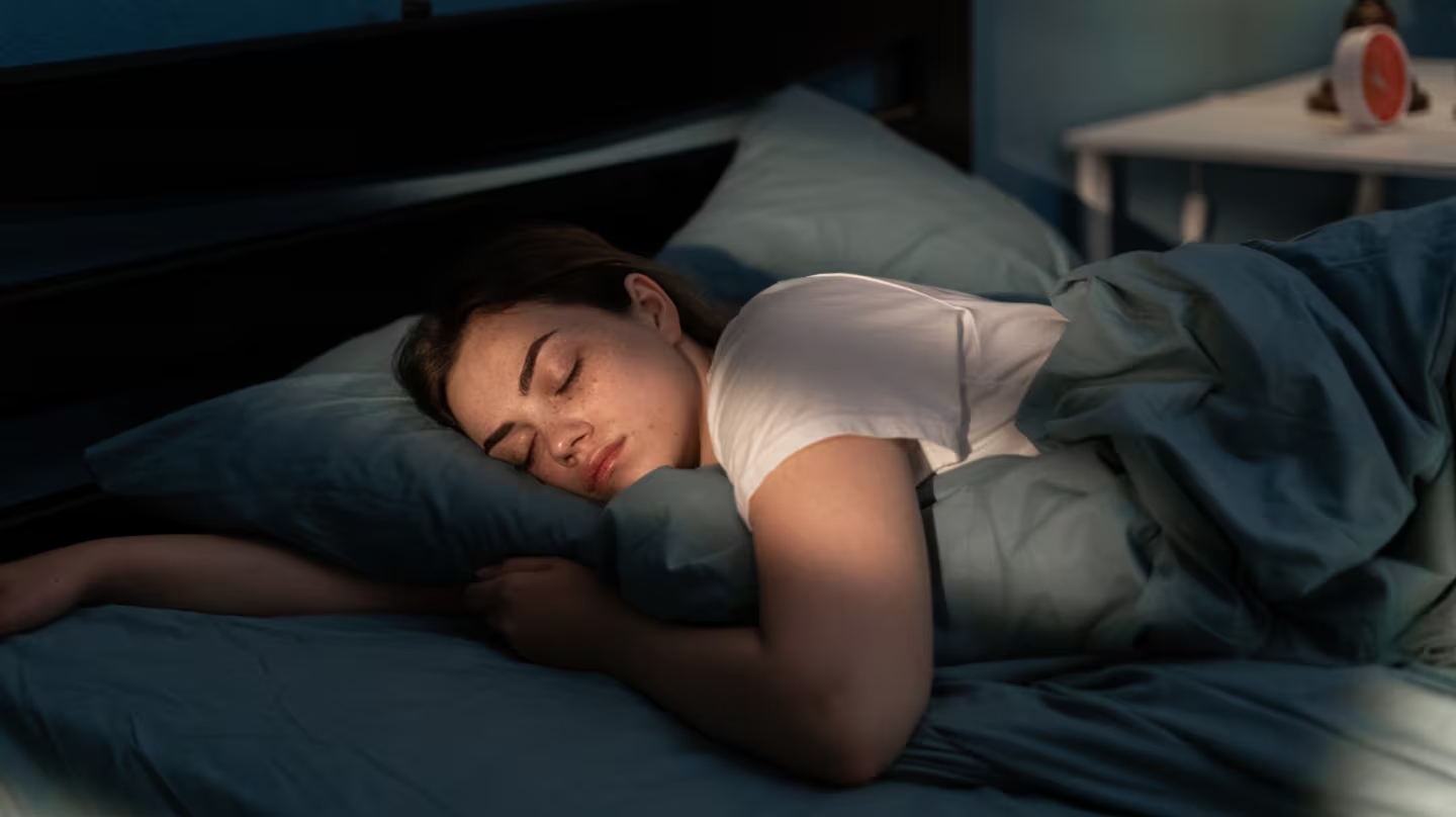 Qué significa dormir con varias almohadas, según la psicología