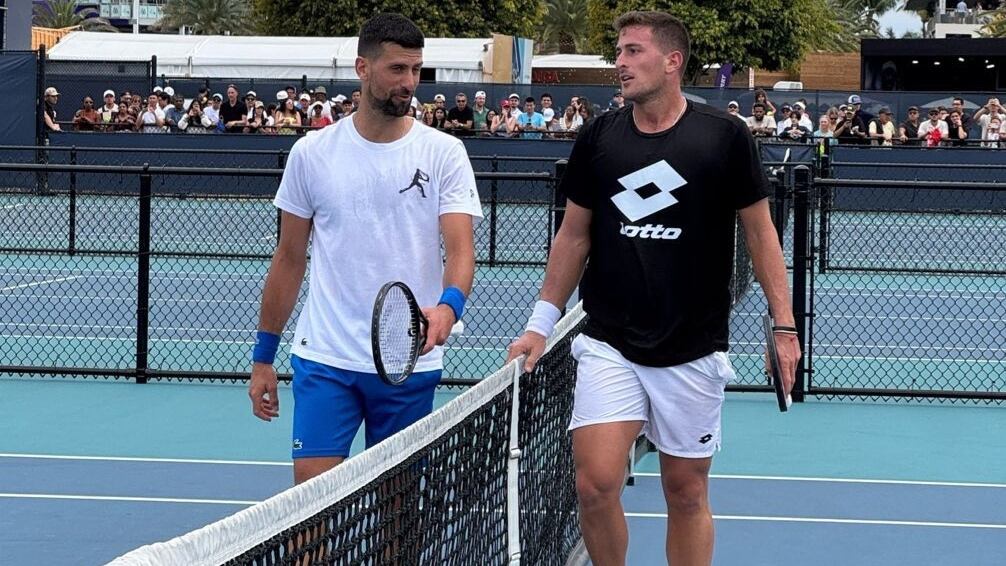 Novak Djokovic felicita a Federico Gomez por su primer triunfo en Grand Slam